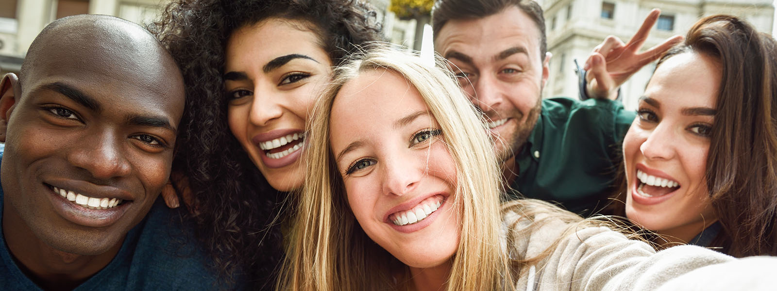 Zahnarzt Dr. Mesut Cosgun - Selfie Gruppe junger Menschen