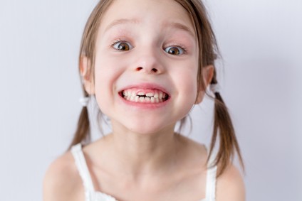 Kinderzahnheilkunde - Leistungen Zahnarztpraxis confident Dr. Mesut Cosgun - Zahnpflege Zahnarztbesuch Vertrauen Zahnpflege Zähneputzen Zahnpasta Ängste kindgerecht Behandlung 